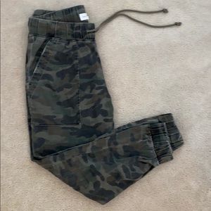 Bella Dahl camo cargo joggers
